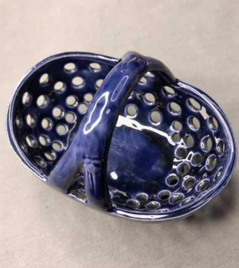 日本回流平安春风款的蓝色釉花篮小摆件，做工...