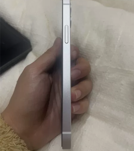 出售自用女士一手苹果12 128g白色。德...
