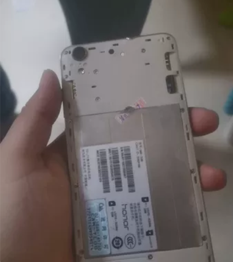 荣耀手机不知道什么型号，便宜出了 充电重启...
