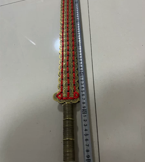 五帝钱铜钱剑。由300枚左右的铜钱编制而成...