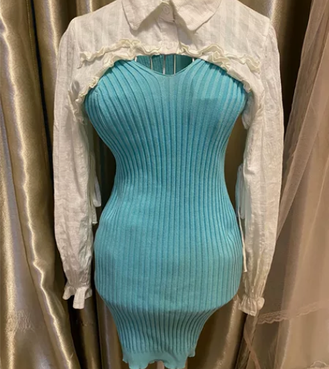 里面是一个包臀针织裙 外面有一个小罩衫 里...