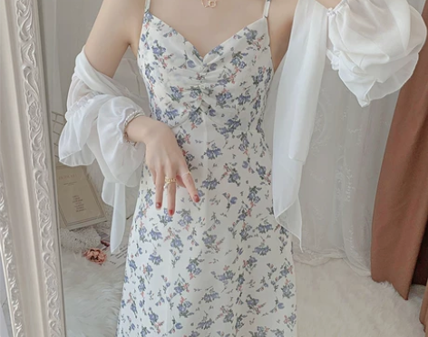 温柔碎花吊带连衣裙 感兴趣的话点“我想要”...