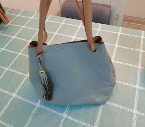 容量超大的水桶包可以装眼镜盒，雨伞，手机充...