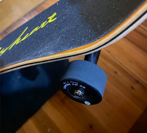 DBH滑板 轮子是 全能轮 偏向于刷街轻微...