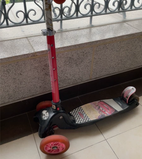 迪斯尼儿童滑板车 运动时会发光 静止时前轮...