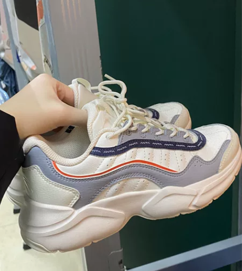 安踏 穿过一次 很新 36码??轻微穿着痕...