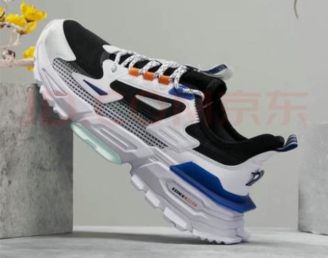 三双鞋！！！两双鸿星尔克，一双特步。都是4...