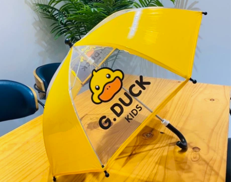 可爱萌宝宝的小童伞，它来啦，喜欢透明看下雨...