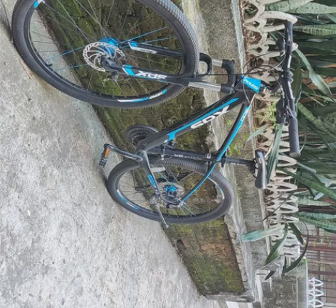 急出一辆喜德盛旭日300Apro，前叉锁死...