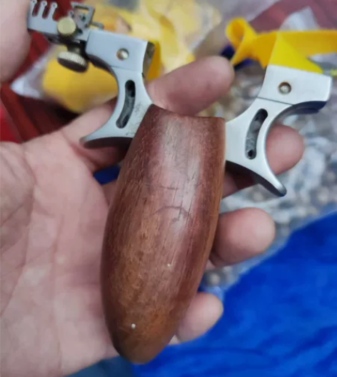 精准弹弓，亏血本出售！自提（包含橡皮筋两条...
