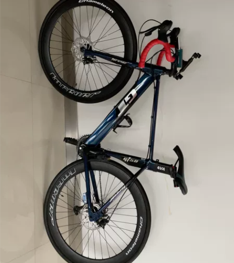 公路自行车 买来没多久现在买送尾灯，手机架