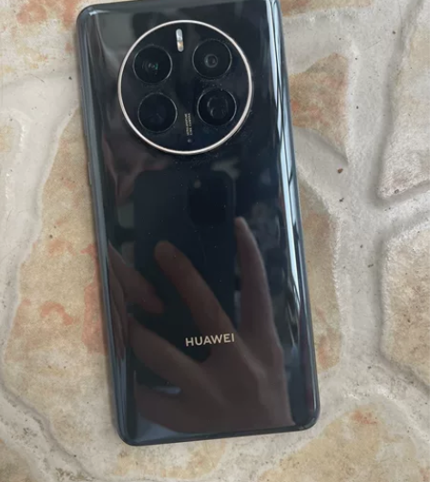 出一台华为mate50pro 耀金黑 8+...