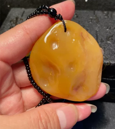昌化田黄大挂件。原石打磨，原滋原味，随形。...