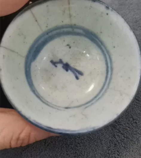 老茶碗一个,青花瓷有点冲线,不漏水 感兴趣...