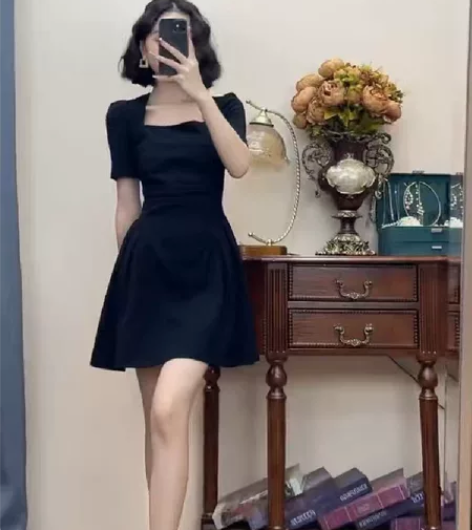 法式方领泡泡袖梨涡酒收腰褶皱连衣裙女夏气质...