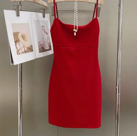 气质吊带连衣裙露背显瘦包臀裙女 感兴趣的话...