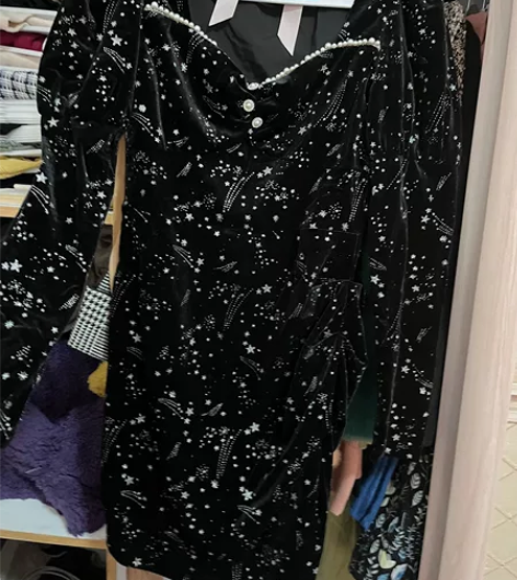 枫叶花园丝绒烫金珍珠边包臀裙 全新，穿到1...