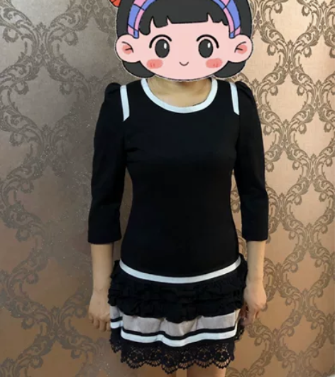 黑呢子连衣裙 拼白条 蕾丝荷叶边裙尾 后拉...