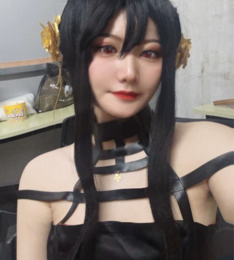 约尔大全套，皮袜显腿粗，我专门买的丝绸袜的...