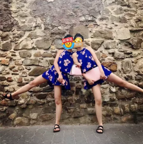 蓝色碎花连体裤，雪纺料子，很凉快，可以夏天...