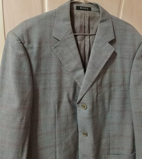 西装穿过一次，男女通穿，版型偏大，男150...