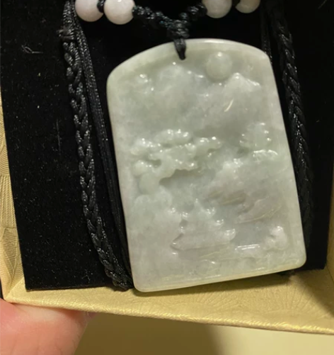 玉雕大山水  低价出 。带礼盒 感兴趣的话...