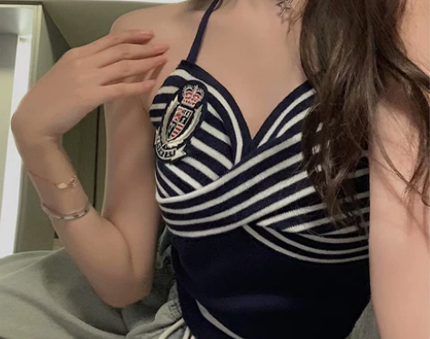 陈佳楠【海军风小背心】辣式小心机挂脖吊带背...