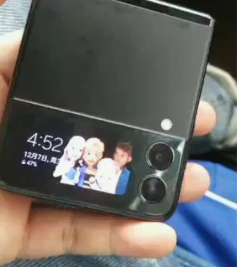 三星折叠屏手机出售 感兴趣的话点“我想要”...