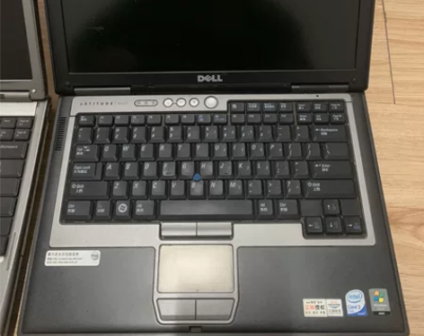 有四台破旧笔记本电脑屏幕都是好的有做维修的...