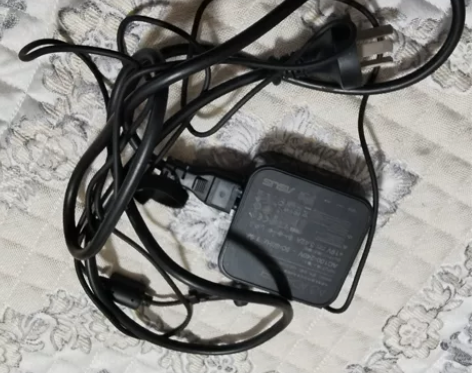 显示器坏了，这个闲置了。华硕笔记本显示器都...