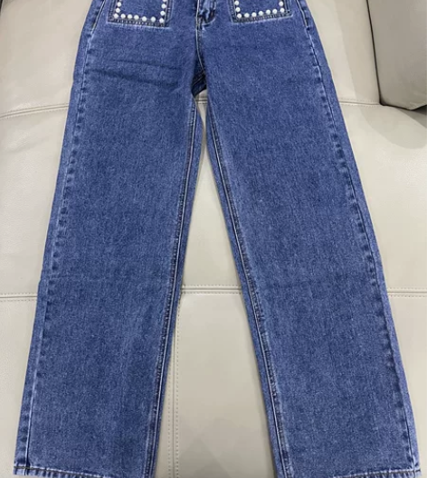 朋友送的直筒牛仔裤，全新没有穿过，质量很好...