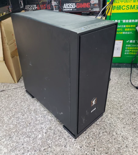 先马机箱ATX 大机箱，里面有三把12cm...