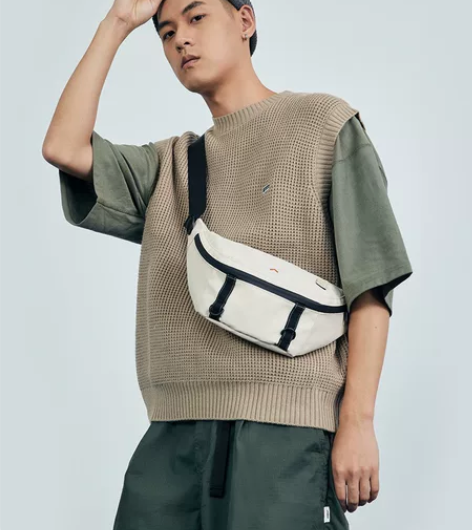 bagsmart潮牌男生挎包斜跨邮差包情侣...