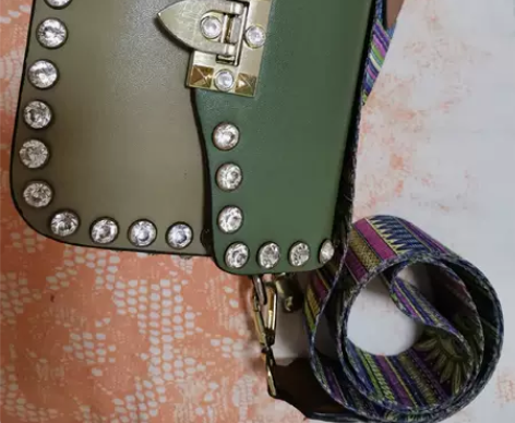 女式斜挎包，时尚包2018年购入，背了一年...