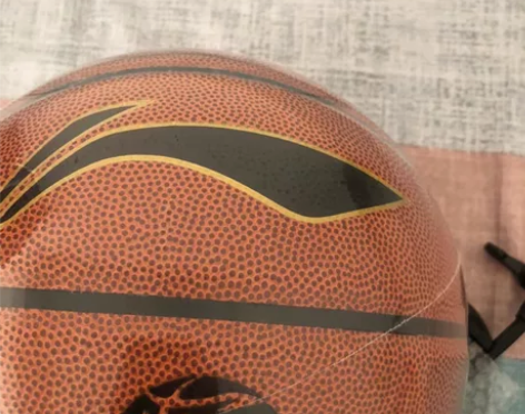 李宁七号篮球开学了姐姐送的。但是我进了篮球...