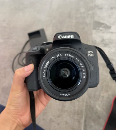 佳能入门级单反750D。99新 当时一时兴...