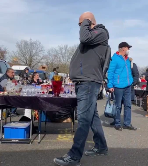 德国老翁 跳蚤市场扫货中  关注我，每天都...