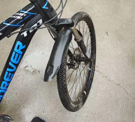 非常高级的自行车，前有三个齿轮，后有九个齿...