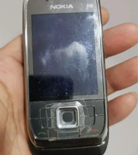 诺基亚e66，纯原装机子，一直在地下室睡觉...