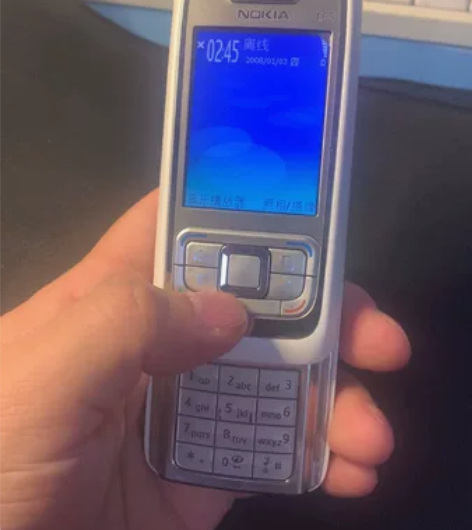 诺基亚E65，自己新换壳和电池。壳子不是原...