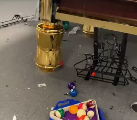 扑食者擎天柱台球桌，现货供应。 感兴趣的话...