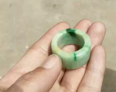 翡翠扳指，有豆眼，打的有些偏，颜色好，包A...