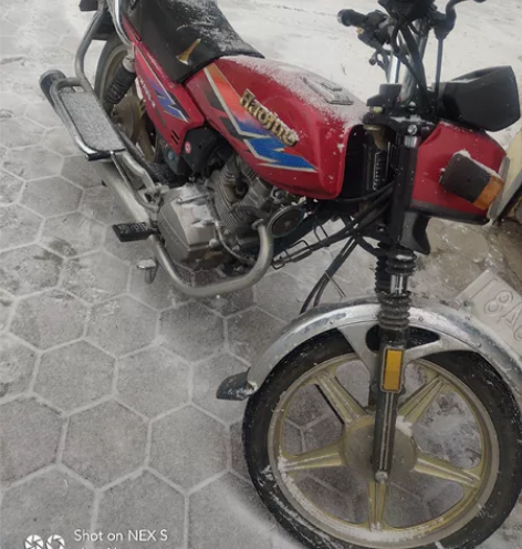 豪爵125摩托车，原装没修过，1800元扎...