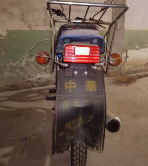 豪爵100老摩托一脚着车，成色好 感兴趣的...