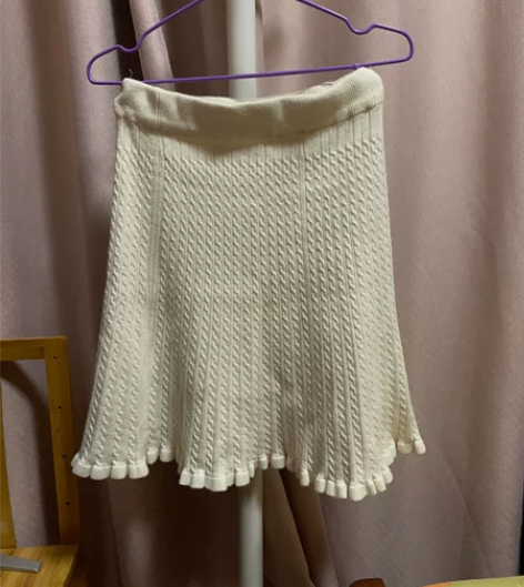 九成新秋冬针织A字裙,买回来没穿过也没有水...