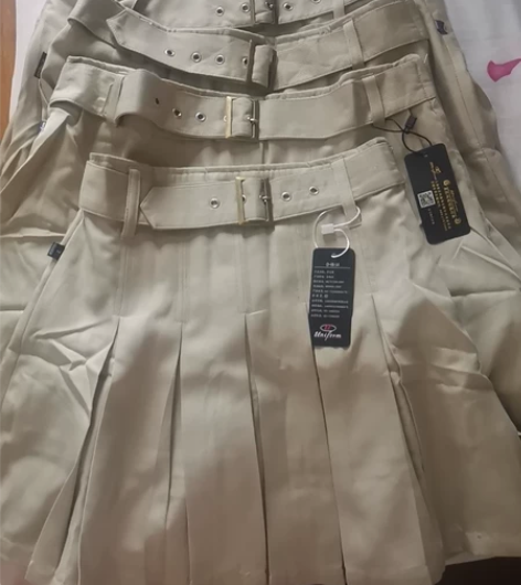 全新正版优依风卡其色百褶裙，170码175...