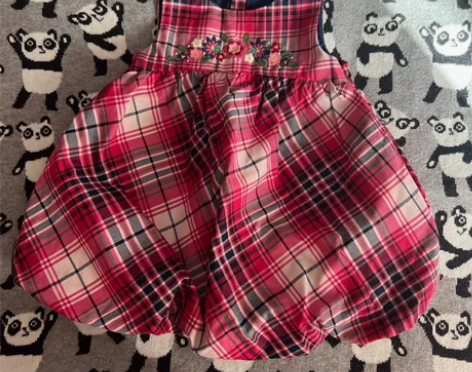 格子绣花花苞裙 基本全新 感兴趣的话点“我...