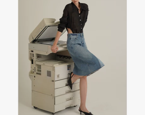 女装ZNE用精湛工艺诠释解构拼接的牛仔半身...