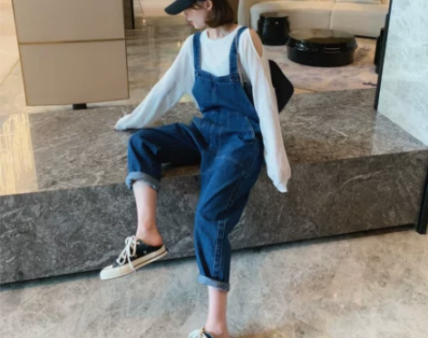 减龄背带牛仔裤!白色衣服也有哦,一整套,想...