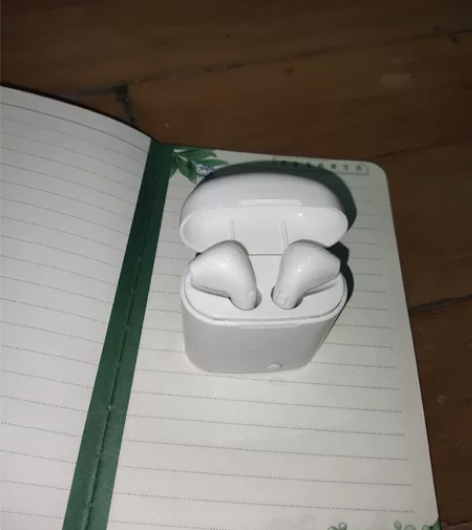 出售 蓝牙 耳机一副， 仿的。。。 感兴趣...